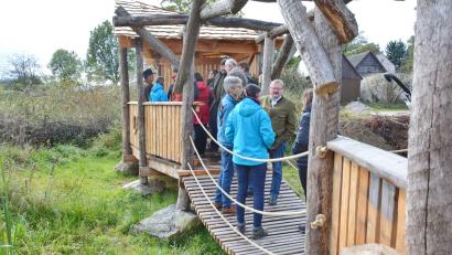 Bild: Kammermeier/Regierung der Oberpfalz/exb
Der Naturschutzbeirat bei der Regierung der Oberpfalz unternahm eine Exkursion zum "Grünen Band" im Grenzraum und stoppe auch im Geschichtspark Bärnau.
