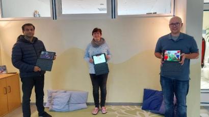 Bild: soj
Pfarrer Anish George (von links), Kinderhausleiterin Bianca Kastner und Kirchenpfleger Stefan Kausler präsentieren die neuen Tablet-PCs für das Kinderhaus Sankt Josef.