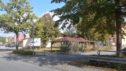 Bild: fz
Die Parksteiner Straße. Ab der Brücke Pflaster und rechts der "Grüne Anger". Der soll eine Leitfunktion für einen Mehrgenerationentreffpunkt bekommen.
