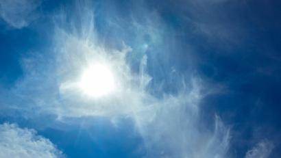 Symbolbild: Markus Scholz/dpa
Die Sonne scheint durch leichte Zirrus-Wolken hindurch.