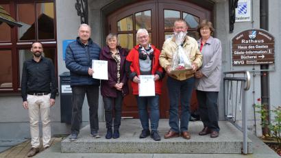 Bild: gi
Bürgermeister Armin Bulenda (links) ehrte treue Urlaubsgäste im Rathaus für jeweils 20. Aufenthalt.