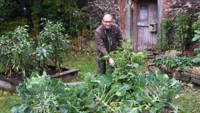 Bild: Gabi Schönberger
Thomas Huber, stellvertretender Leiter der Stadtgärtnerei, schaut im Stadtgarten nach dem Rechten. Die verschiedenen Obst- und Gemüsesorten kann jeder abernten.