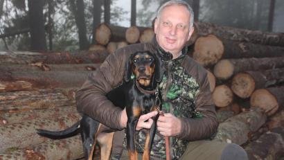 Bild: kro
Ein Team: Peter Hamm mit seiner sieben Monate alten Schwarzwildbracke "Juna".