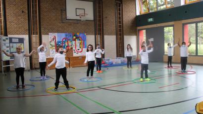 Bild: ads
Mit einem fetzigen Tanz begleiteten die Erstklässler der Willmannsschule die Übergabe der Pausenhofkisten.