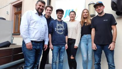 Bild: Florian Singer/exb
Die Junge Union Raigering-Krumbach hat gewählt (von links): CSU-Ortsvorsitzender Daniel Müller,stellvertretender JU-Kreisvorsitzender Tobias Konrad, mit dem wiedergewählten JU-Ortsvorsitzenden Florian Singer, dessen Stellvertreterin Ina Koch, Schriftführerin Cora Koch und Schatzmeister Manuel Ott.