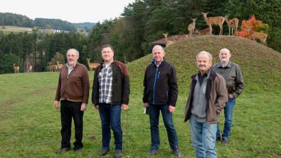Bild: Hirsch
Adolf Greiner und Andreas Kosel (von links) informierten die Hegelhalter über Maßnahmen zum Schutz ihrer Tiere.