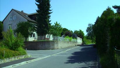 Bild: bjp
Von der Umwandlung der Mischgebiets-Grundstücke an der östlichen Schulstraße in ein allgemeines Wohngebiet muss sich die Stadtverwaltung nach einem Patt im Stadtrat vorerst Abstand nehmen.