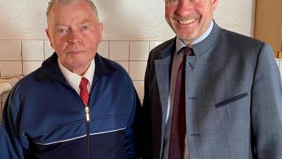 Bild: gef
Bürgermeister Alwin Märkl (rechts) gratuliert Martin Strobl zum 80. Geburtstag.