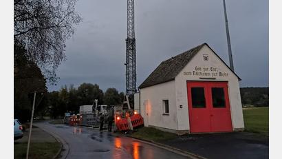 Bild: lei
Seit Dienstagabend steht der Mast neben dem Feuerwehrhaus. Nur vorübergehend müssen sich die Holnsteiner an diesen Anblick gewöhnen.
