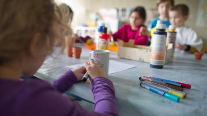 Symbolbild: Uwe Anspach/dpa
Grundschüler sind in einem Hort mit Bastelarbeiten beschäftigt. Ab 2026 wird der Rechtsanspruch auf Ganztagsbetreuung in der Grundschule schrittweise eingeführt.