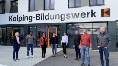 Bild: Bundesagentur für Arbeit, Weiden/exb
Seit vielen Jahren wird die "Assistierte Ausbildung (AsA)" im Agenturbezirk Weiden durch das Kolping-Bildungswerk umgesetzt. Auszubilden soll damit während ihrer Ausbildung eine Hilfestellung gegeben werden.