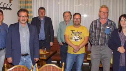 Bild: mmj
An der Spitze der neu gewählten Vorstandschaft des Fördervereins der Rotkreuzgemeinschaft Schönsee steht weiterhin Vorsitzender Manuel Treiber (Dritter von rechts). Mit im Bild (von links) Bürgermeister Gerald Reiter (Stadlern), Manfred Dirscherl (Weiding) und Reinhard Kreuzer (Schönsee), der auch neuer Beisitzer ist.