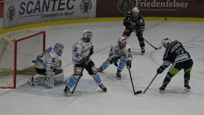 Bild: gb
Die Blue Devils haben die ersten vier Spiele gewonnen und führen die Tabelle der Oberliga Süd ohne Punktverlust an. In dieser Szene schießt Dennis Palka (rechts) zum 5:0-Endstand gegen den SC Riessersee ein. Am Freitag treten die Weidener beim HC Landsberg an, am Sonntag steigt in der Hans-Schröpf-Arena das Oberpfalzderby gegen den EV Regensburg.