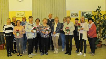 Bild: sei
Christine Härtl (Siebte von links) führt die Frauen-Union die nächsten beiden Jahre weiter. Ihre Stellvertreterinnen sind Josefine Baier (Sechste von rechts) und Roswitha Schmidt (5. v. links) Zahlreiche Gründungsmitglieder freuten sich über einen Blumengruß.