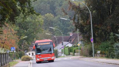 Bild: bö
Etwa 290 Straßenlampen werden in Ebermannsdorf auf LED-Technik umgerüstet. Das bringt eine enorme Energieeinsparung mit sich, da der Verbrauch um etwa 72 000 Kilowattstunden sinken soll. Dazu gibt es auch teilweise Fördermittel, erfährt der Gemeinderat.