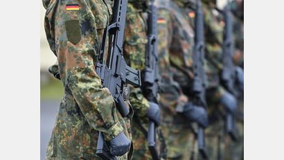 Symbolbild: Patrick Pleul/dpa
Ehemalige Bundeswehrsoldaten werden wegen ihres Trainings bevorzugt von Sicherheitsfirmen gesucht - auch in Deutschland.