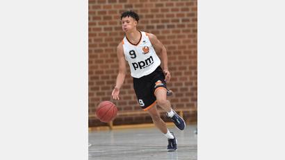 Bild: A. Schwarzmeier
Die jungen Neustädter Basketball-Talente – wie hier der 16-jährige Jariah Oliver – müssen sich erst an das höhere Spieltempo und die größere Härte der 2. Regionalliga gewöhnen. Fehler machen ist da erlaubt.