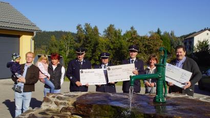 Bild: mmj
Tobias Eckl (links) übergab an die Vertreter der Feuerwehr Stadlern, der Kinderfeuerwehr Schönseer Land und der Blaskapelle den Reinerlös aus dem "Brunnenfest".