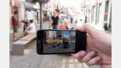 Bild: Marijan Murat/dpa
Ein Mann demonstriert in Reutlingen die Smart-City-App, mit der Sehenswürdigkeiten, Geschäfte, Gaststätten oder auch der nächste Papierkorb angezeigt werden. In diese Richtung könnte auch Weiden gehen. Den Anfang dieser Digitalisierungsoffensive soll die Verwaltung machen, wünscht sich der Stadtrat.