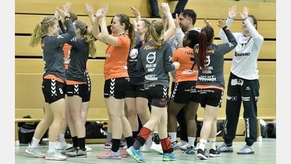 Bild: Hubert Ziegler
Die Handballerinnen der HG Amberg klatschen sich ab. Im ersten Heimspiel ist die SG Regensburg zu Gast.