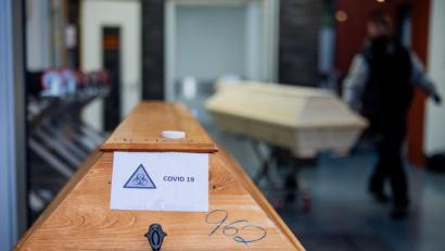 Symbolbild: Rolf Vennenbernd/dpa
Todesursache Coronavirus: Ein Sarg mit einem Verstorbenen mit der Aufschrift „Covid 19“.