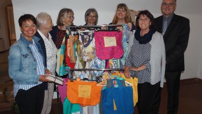 Bild: bl
Der Nähkreis mit (von links) Museumsleiterin Carola Reul, Theresia Eichinger, Cornelia Schäfer, Theresia Kederer, Maria Ostler-Scharl und Marita Hausknecht versorgt auch Bürgermeister Richard Tischler mit einer Stofftasche.
