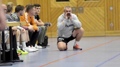 Archivbild: Hubert Ziegler
Trainer Roman Will (rechts) ruft Anweisungen auf das Spielfeld. Die HG Amberg hat am Samstag ein richtungsweisendes Heimspiel gegen den SV Obertraubling.