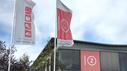 Bild: Gabi Schönberger
Die Fahnen wehen wie gehabt auch nach dem Verkauf der Bizteam Systemhaus GmbH aus Altenstadt/WN an Hubert-Burda-Media.