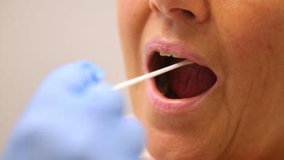 Symbolbild: Karl-Josef Hildenbrand/dpa
Erneut wurden vor allem im Landkreis Neustadt/WN viele neue Infektionen mit dem Coronavirus bestätigt.