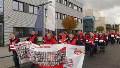 Bild: rn
Bereits den Auszug aus dem Novem-Werk zum Warnstreik begleiteten rund 300 Beschäftigte mit einem gellenden Pfeifkonzert.