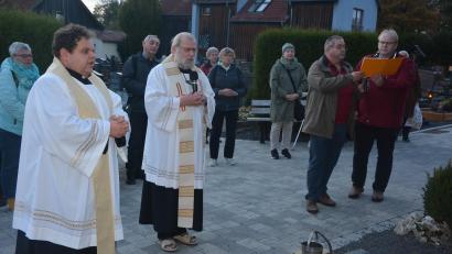 Bild: jr
Vor dem Gottesdienst zum Resl-Gebetstag fand ein kurzes Gebet am Grab von Therese Neumann statt. Mit dabei waren (von links) Mitterteichs Kaplan Daniel Schmid und Pfarrseelsorger Pater Benedikt Leitmayr sowie (von rechts) das Gesangsduo Wolfgang Sausner und Hans Stelzl.