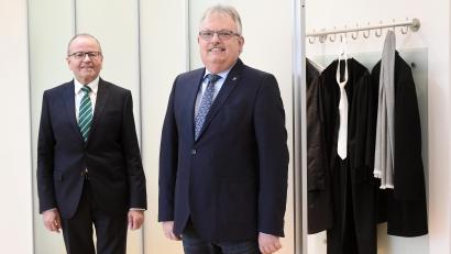 Bild: Gabi Schönberger
Die Landgerichtspräsidenten Gerhard Heindl (links) und Nachfolger Josef Weidensteiner.