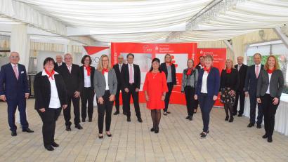 Bild: Kunz
Vorstandsvorsitzender Ludwig Zitzmann (links) ehrte beim ersten Durchgang Mitarbeiter für 25- und 40-jährige Treue zur Sparkasse Oberpfalz Nord.