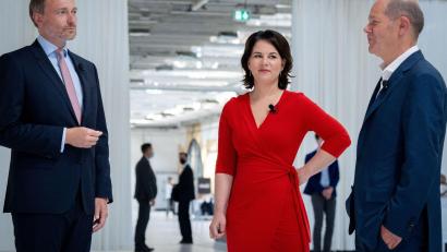 Archivbild: Kay Nietfeld
Die Spitzen der möglichen Koalitionspartner (von links: FDP-Chef Christian Lindner, Grünen-Vorsitzende Annalena Baerbock und SPD-Kanzlerkandidat Olaf Scholz) schmieden an der Ampel. Vor Ort geben sich die Parteivertreter optimistisch.