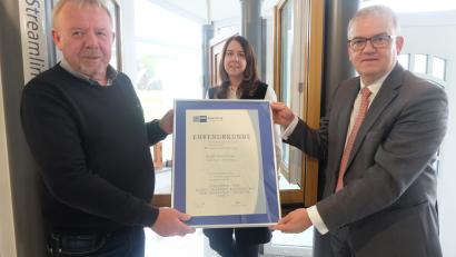 Bild: ohr
Geschäftsstellenleiter Markus Huber (rechts) überreichte an Geschäftsführer Johann Gradl und dessen Tochter Nicole Gradl die Jubiläumsurkunde der IHK.