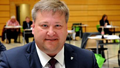 Archivbild: Stephan Huber
Kastls Bürgermeister Stefan Braun (im Bild bei einer Sitzung des Kreistags) feiert seinen 50. Geburtstag, wegen Corona allerdings in einem kleineren Rahmen als ursprünglich geplant.