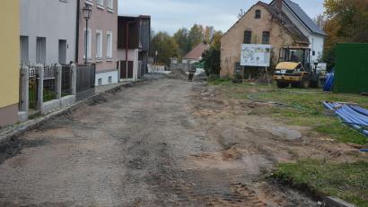 Bild: jr
In der Friedhofstraße in Konnersreuth laufen seit vergangener Woche Kanal- und Straßenbauarbeiten. Ein rund 100 Meter langer Abschnitt ist deswegen komplett gesperrt.