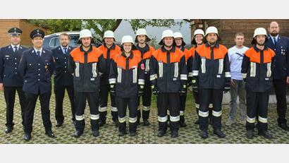 Bild: fdl
Eine Gruppe der Feuerwehr Ehenfeld ist bei der Leistungsprüfung erfolgreich, hier zusammen mit (von links) Kreisbrandmeister Marco Weiß, Schiedsrichter Horst Kellner und Kommandant Christian Lenk sowie Ausbilder Marco Schuminetz (Dritter von rechts) und dem Zweiten Kommandanten und Jugendwart Klaus Schlosser (rechts).