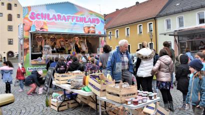 Bild: rgr
Besonders die Schulkinder freuten sich über das Schlaraffenland beim Herbstfest des Wochenmarktes.