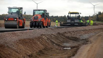Bild: Wolfgang Steinbacher
Seit Donnerstag wird die Staatsstraße 2399 asphaltiert.