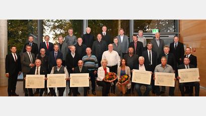 Bild: Foto Kraus/exb
Die Handwerkskammer Niederbayern-Oberpfalz ehrte 26 „Goldene" Handwerksmeister, darunter 11 aus dem Landkreis Tirschenreuth. Es gratulierten unter anderem HWK-Vizepräsident Christian Läpple (Zweite Reihe, Erster von rechts), Geschäftsführer Alexander Stahl (zweite Reihe, Erster von links).