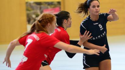 Bild: exb
Ein kluges Zuspiel von Anna Stubenvoll (rechts). Die Handballerinnen aus Nabburg und Schwarzenfeld treten am Samstag (17.15 Uhr) erneut in der heimischen Sportparkhalle an.
