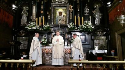 Bild: jzk
Andreas Cypris, Pfarrer Thomas Kraus und Pfarrer Sven Grillmeier (von links) feierten die heilige Messe am Gnadenaltar in Tschenstochau.