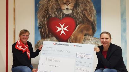 Bild: exb
Ladies-Circle-Präsidentin Victoria Krautter (rechts) überreicht Tanja Herzer von der „Malteser Löwengruppe“ einen Spendenscheck in Höhe von 3000 Euro. Die Summe stammt aus dem Erlös des Open-Air-Kinos.