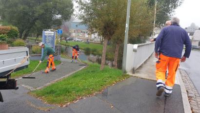 Bild: Stadt Schönsee/exb
Der städtische Bauhof sorgt im Kurpark für ein attraktives Erscheinungsbild.