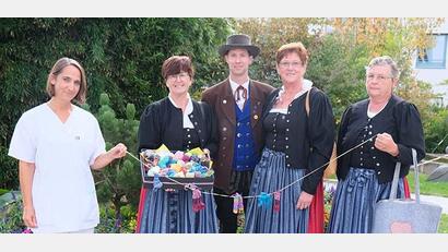 Bild: Klinikum/Dietl/exb
Der Trachtenverein Hirschau hat 80 Paar Söckchen gestrickt. Von links: Marion Neller, Martina Dolles, Vorsitzender Michael Meier, Sieglinde Meier und Anna-Maria Steil.