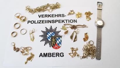 Bild: VPI Amberg/exb
Diese Gegenstände hat die Polizei bei einer Kontrolle aufgefunden.