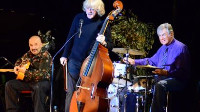 Bild: Kunz
Helge Schneider (Mitte) mit Sandro Giampietro (Gitarre) und dem ehemaligen Spencer-Davis-Group-Mitglied Pete York am Schlagzeug.