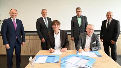 Bild: HWK Niederbayern-Oberpfalz/exb
Die Vereinbarung unterzeichneten Schulleiter Thomas Metzler und Jürgen Kilger von der Handwerkskammer (vorne, von links). Mit dabei waren Leitender Regierungsdirektor Walter Schütz, Landrat Roland Grillmeier, Obermeister Meinhard Berger und Obermeister Georg Braun (hinten, von links).