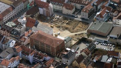Archivbild: Bernd Georgi
Mitten in der Amberger Altstadt klafft immer noch eine Baulücke – das Bürgerspitalgelände. Wie es dort jetzt nach dem Bürgerentscheid weitergeht – inklusive Bürgerbeteiligung –, das sorgt gerade für Diskussionen.